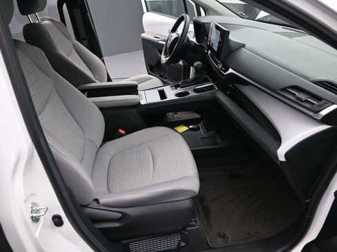 Used 2025 Toyota Sienna LE image 29