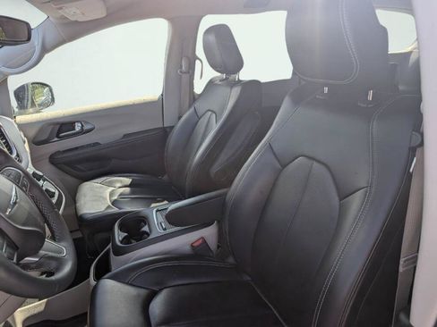 Used 2023 Chrysler Pacifica Touring-L FWD image 9