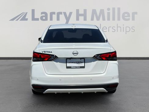 Used 2025 Nissan Versa SV w/ Trunk Package FWD image 4
