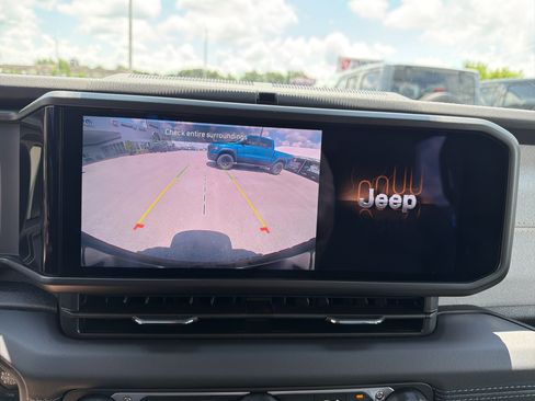 Used 2025 Jeep Wrangler Unlimited Sahara AWD/4WD image 27
