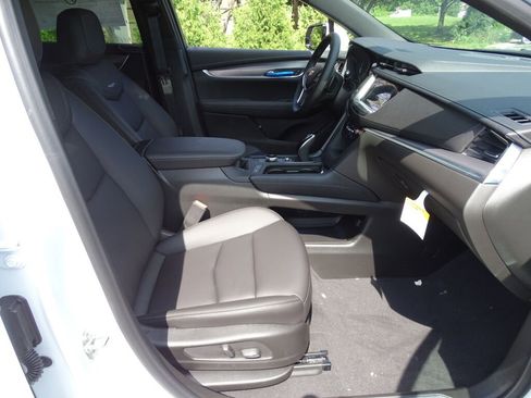 New 2025 Cadillac XT5 Luxury image 9