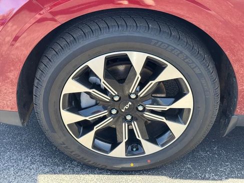 Used 2024 Kia Carnival EX image 14