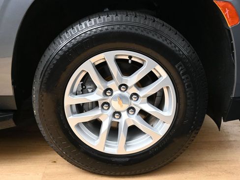 Used 2021 Chevrolet Suburban LT RWD image 12