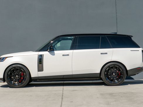 Used 2024 Land Rover Range Rover SV image 2