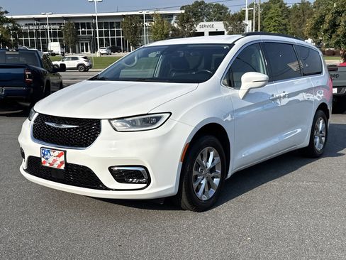 Used 2022 Chrysler Pacifica Touring-L image 3