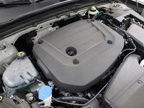Certified 2025 Volvo XC40 B5 Plus AWD/4WD image 49