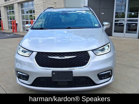 Used 2022 Chrysler Pacifica Limited AWD/4WD image 10