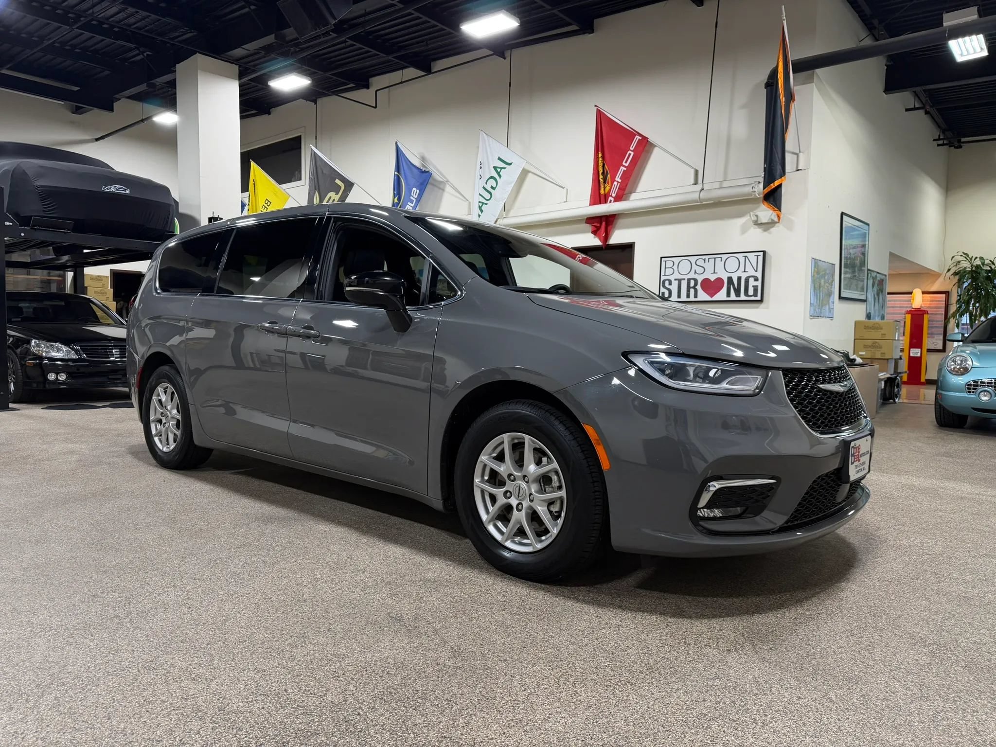 Used 2025 Chrysler Pacifica Select FWD image 3