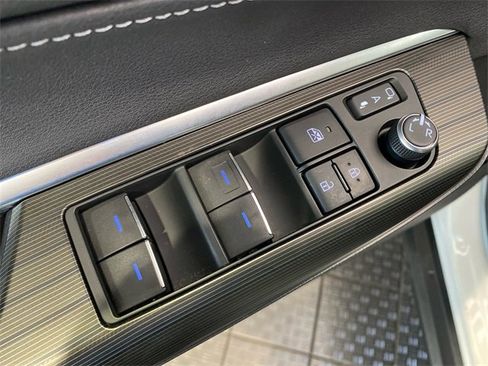 Used 2021 Toyota Venza Limited image 14