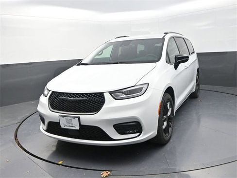 New 2026 Chrysler Pacifica Select image 3