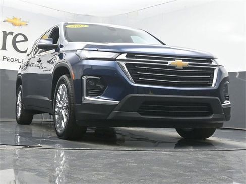 Used 2023 Chevrolet Traverse LT image 3