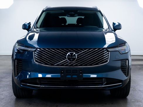 Used 2025 Volvo XC90 B6 Plus image 2