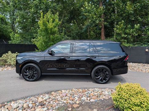 Used 2025 Lincoln Navigator Reserve w/ Jet Appearance Package AWD/4WD image 2