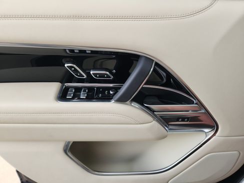 Certified 2025 Land Rover Range Rover SE image 23