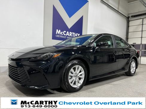 Used 2025 Toyota Camry LE image 9