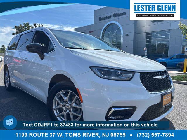 Certified 2025 Chrysler Pacifica Select FWD image 1