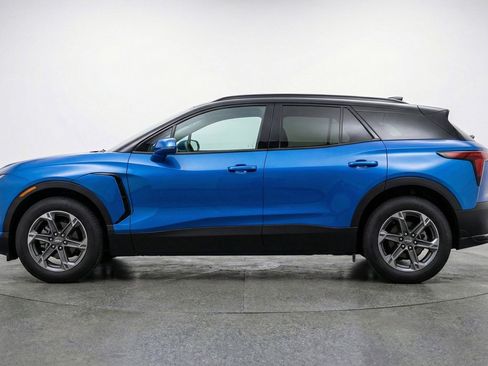 Used 2025 Chevrolet Blazer LT FWD image 5
