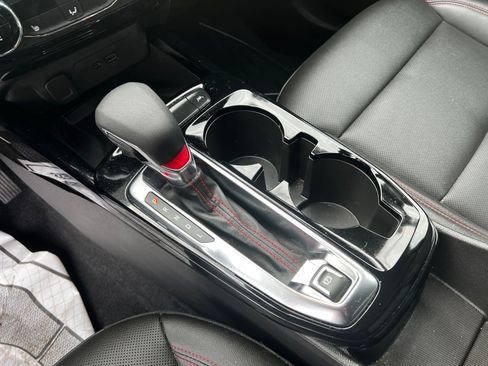 Used 2025 Chevrolet Trax RS w/ Sunroof Package image 17