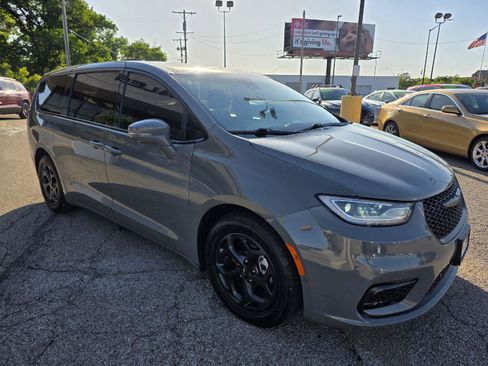 Used 2022 Chrysler Pacifica Touring-L w/ Uconnect Theater Family Group FWD image 3