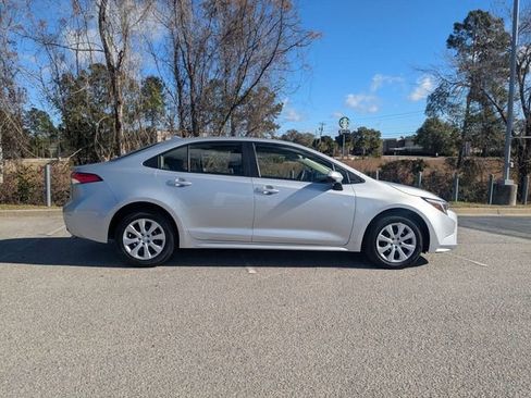 Used 2025 Toyota Corolla LE image 2