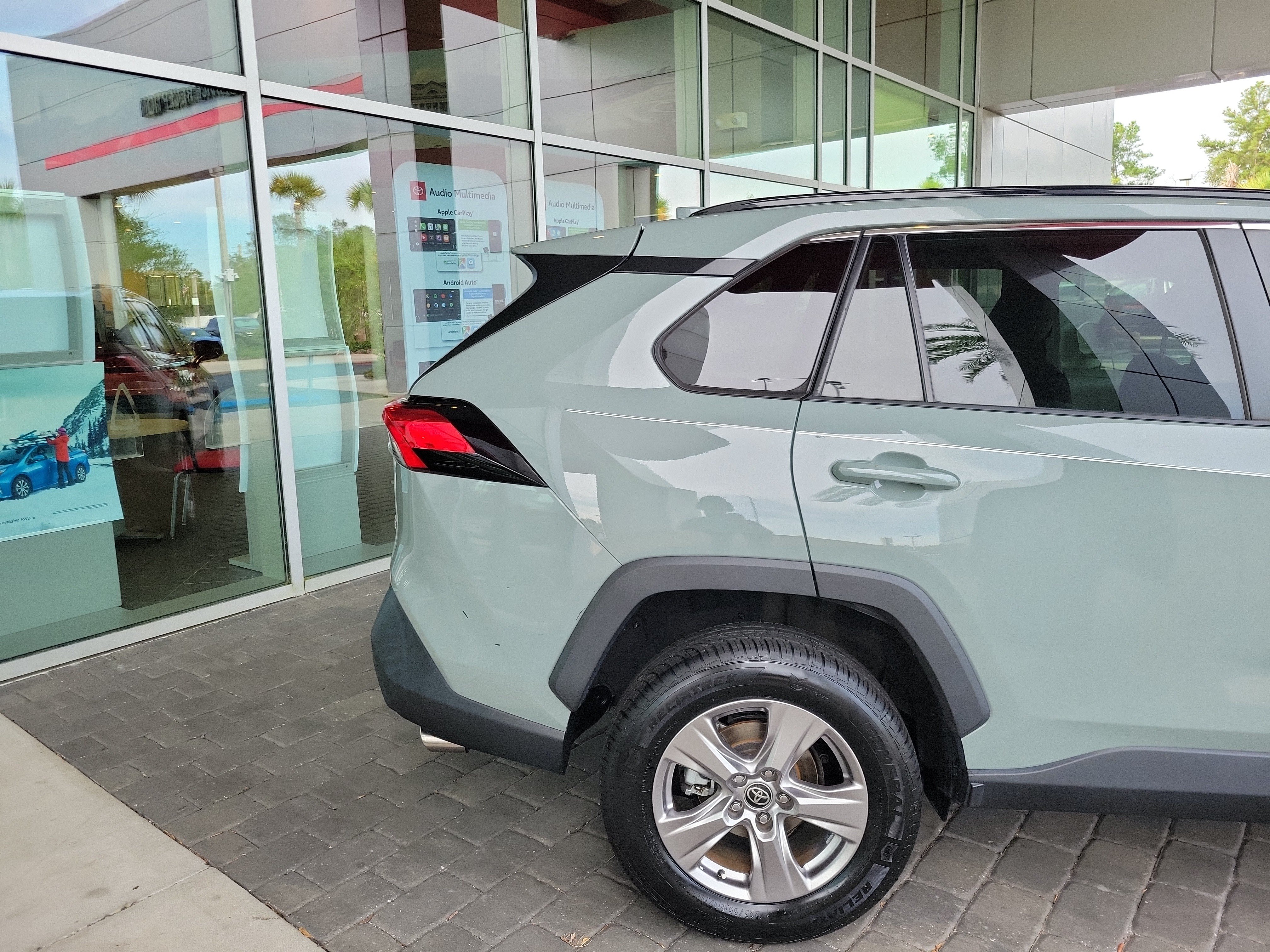 Used 2022 Toyota RAV4 XLE w/ Convenience Package FWD image 6