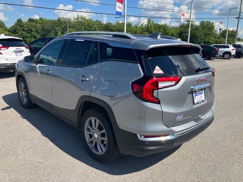Used 2024 GMC Terrain SLT w/ Tech Package FWD image 5