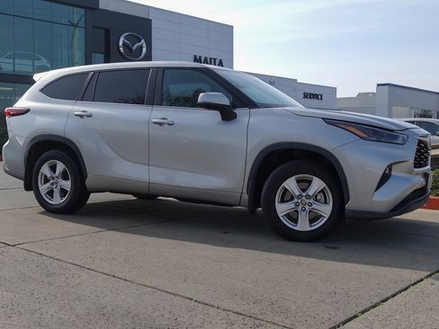 Used 2024 Toyota Highlander LE image 4