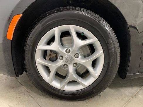 Used 2018 Chrysler Pacifica Touring-L w/ Tire & Wheel Group FWD image 22