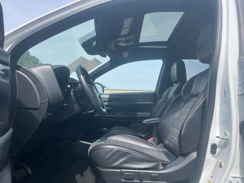 Used 2020 Mitsubishi Outlander LE image 2