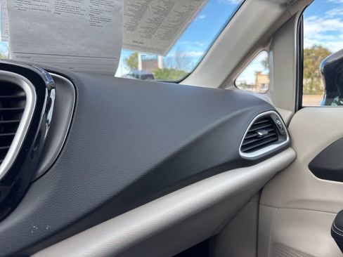 Used 2024 Chrysler Pacifica Touring-L FWD image 32