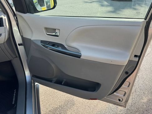 Used 2013 Toyota Sienna SE FWD image 22