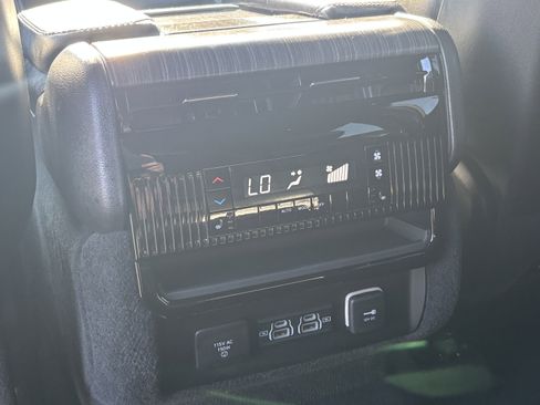 Used 2024 Jeep Wagoneer L Series II w/ Flexible Seating Group RWD image 24