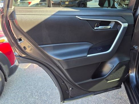 Used 2022 Toyota RAV4 XLE Premium image 19