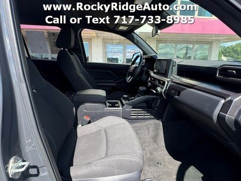 Used 2025 Toyota 4Runner SR5 AWD/4WD image 26