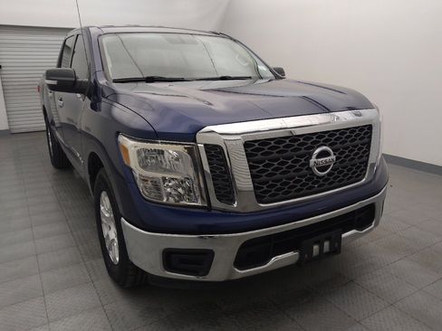 Used 2018 Nissan Titan SV image 14