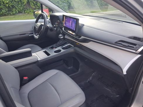 Used 2025 Toyota Sienna XLE FWD image 28