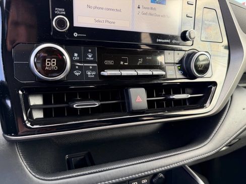 Used 2022 Toyota Highlander LE image 12