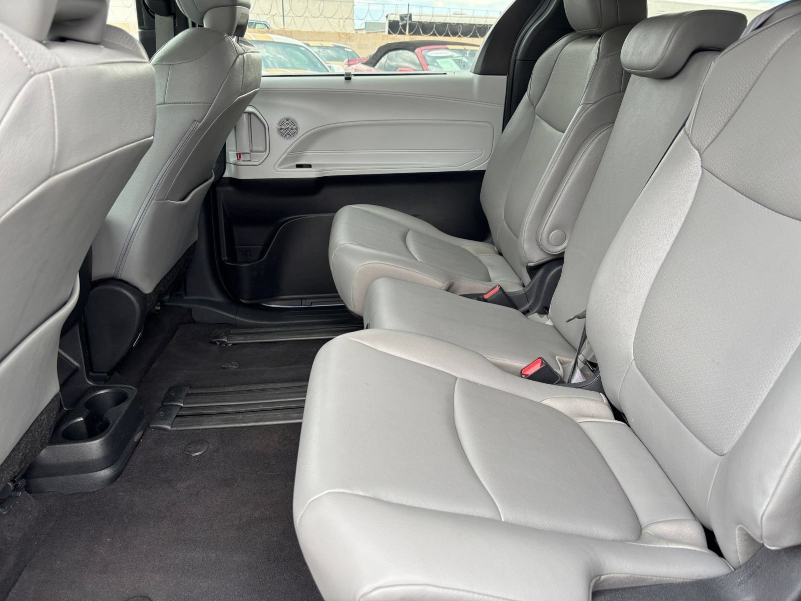 Used 2025 Toyota Sienna XLE FWD image 26