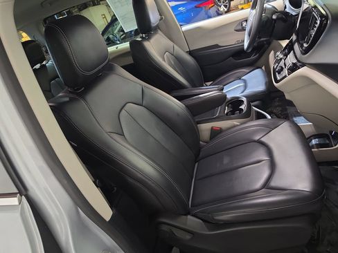Used 2023 Chrysler Pacifica Touring-L FWD image 25
