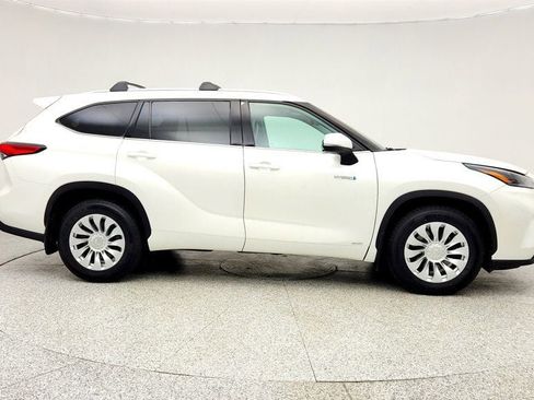 Used 2021 Toyota Highlander XLE image 4