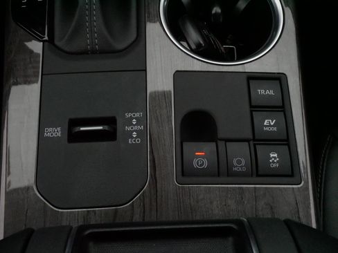 Used 2024 Toyota Highlander Platinum image 25