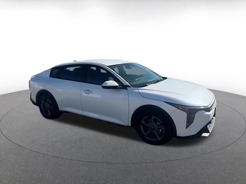 Used 2025 Kia K4 LXS image 2