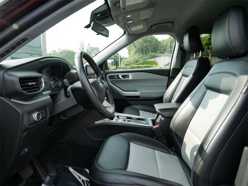 Used 2022 Ford Explorer XLT w/ Equipment Group 202A image 8