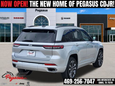 Used 2024 Jeep Grand Cherokee Overland AWD/4WD image 5