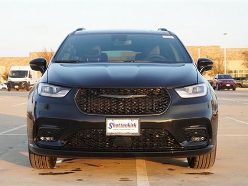 New 2026 Chrysler Pacifica Limited image 2