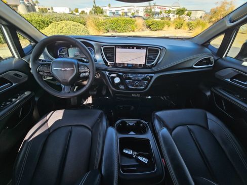 Used 2024 Chrysler Pacifica Limited FWD image 23