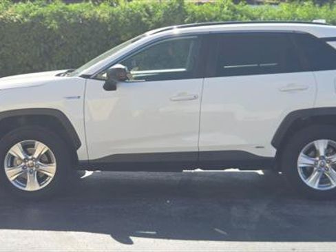 Used 2021 Toyota RAV4 LE AWD/4WD image 3
