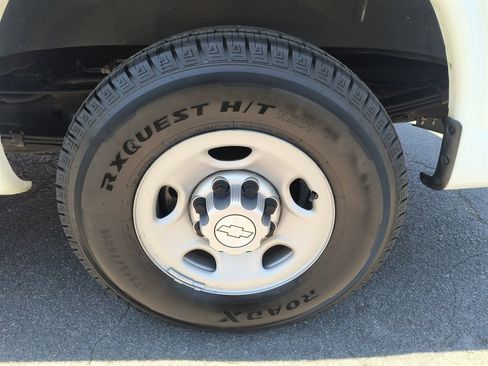 Used 2017 Chevrolet Express 2500 RWD image 10
