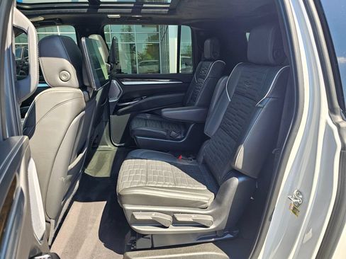 Used 2025 Cadillac Escalade ESV Sport Platinum w/ LPO, ONYX Package AWD/4WD image 17