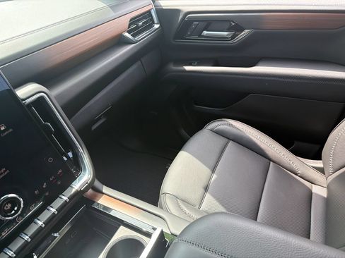 Used 2025 GMC Yukon XL Denali AWD/4WD image 37